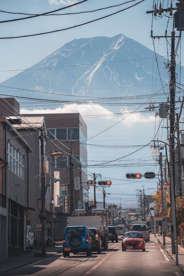 free-photo-of-city-street-with-a-view-of-mount-fuji-in-the-distance